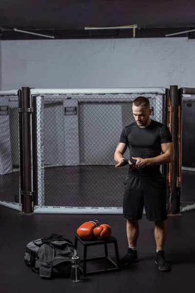 Boxeador con guantes de boxeo —  Fotos de Stock