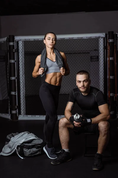 Desportivo jovem casal — Fotografia de Stock