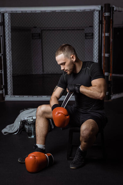 Боксер в боксерских перчатках
