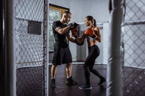 Trainer and female boxer — Stock Photo, Image