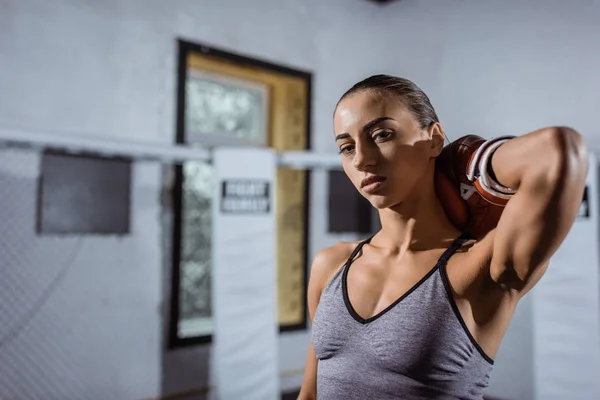 Jonge vrouwelijke bokser — Stockfoto