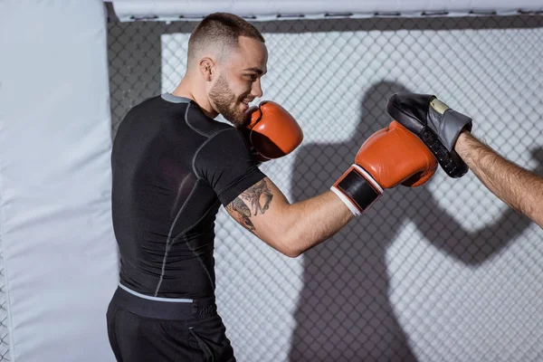 Deportista muscular en guantes de boxeo — Foto de Stock