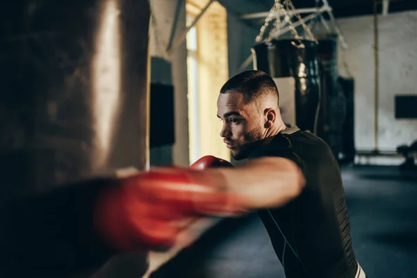 Allenamento boxer con sacco da boxe — Foto Stock