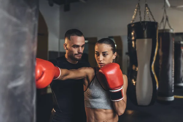 Eğitmen ve kadın boksör — Stok fotoğraf