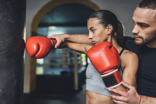 Eğitmen ve kadın boksör — Stok fotoğraf