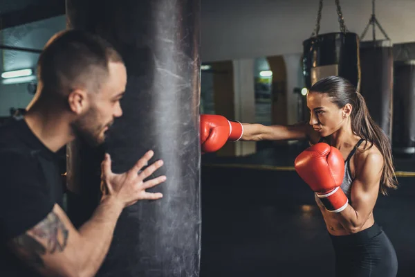 Treinador e boxeador feminino — Fotografia de Stock