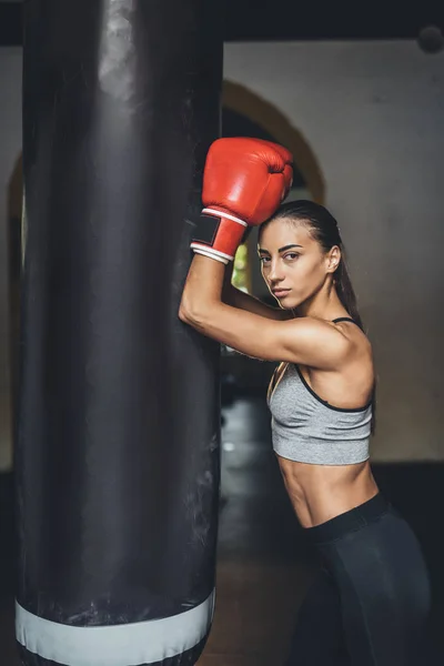 Жіночий боксер з мішком для ударів — стокове фото