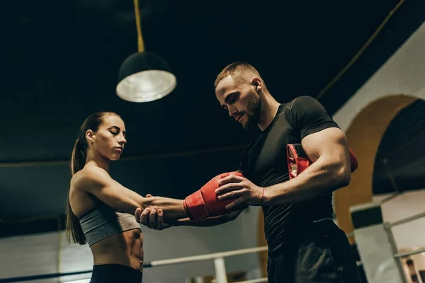 Trainer en vrouwelijke bokser — Stockfoto