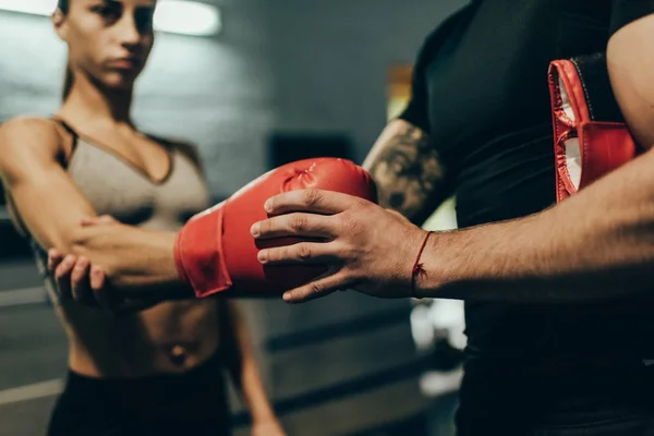 Trainer en vrouwelijke bokser — Stockfoto