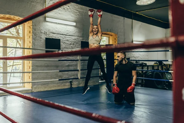 ボクサーはボクシングのリングのトレーニング — ストック写真