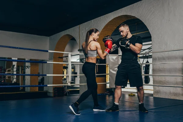 Boxer allenamento sul ring di boxe — Foto Stock