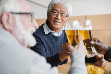 bira bardakları tokuşturup kıdemli arkadaşlar