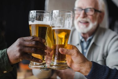 bira bardakları tokuşturup arkadaşlar