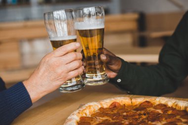bira bardakları tokuşturup arkadaşlar