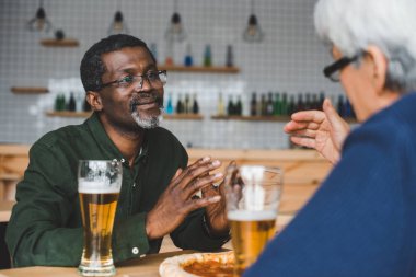 Kıdemli arkadaşlar tartışma sahip bar