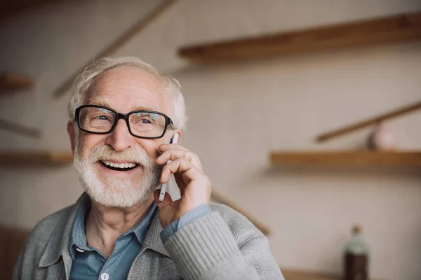 Senior man talking by phone — Stock Photo, Image