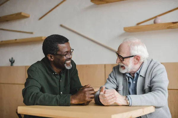 Senior vrienden discussie — Stockfoto