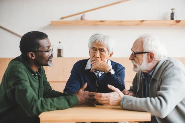 Senior men having conversation — Stock Photo, Image