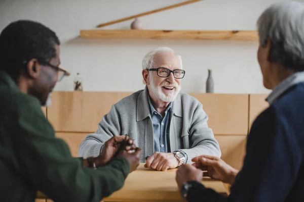 Senior vänner dela berättelser — Stockfoto