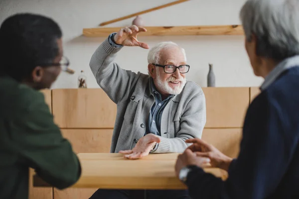 Senior friends sharing stories — Stock Photo, Image