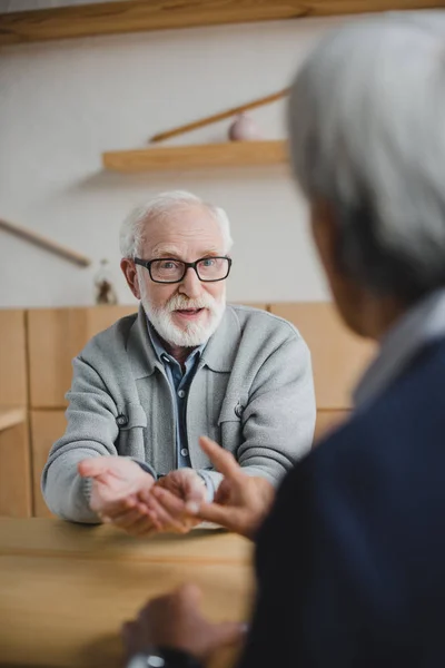 Amigos mayores teniendo discusión — Foto de Stock