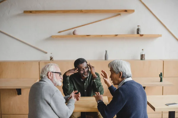 Ältere Freunde diskutieren — Stockfoto