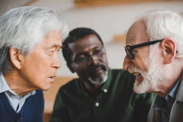 Senior vänner spelar stirrade tävling — Stockfoto