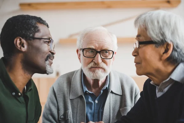 Senior vänner spelar stirrade tävling — Stockfoto