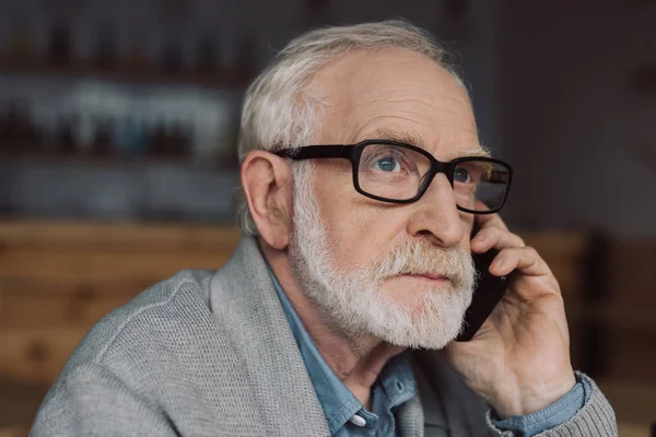 Senior mannen prata via telefon — Stockfoto