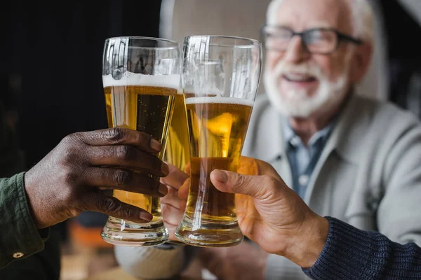 Amici clinking bicchieri di birra — Foto Stock