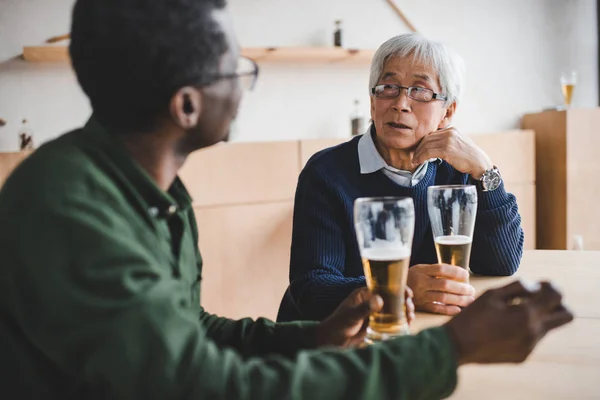 Senior friends drinking beer — Free Stock Photo