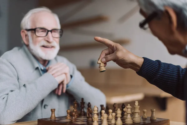 高级男性下棋 — 图库照片