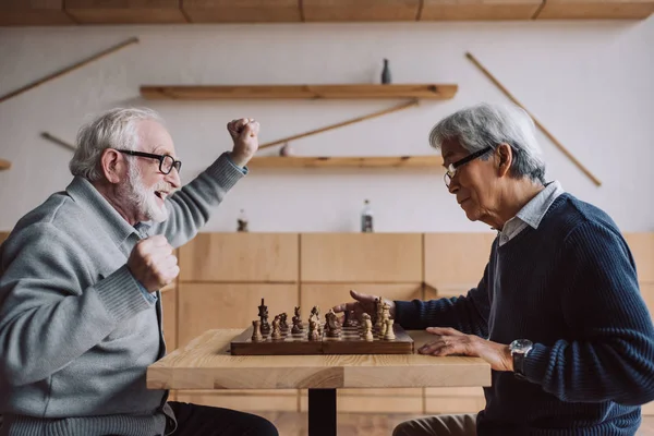 Homens seniores jogando xadrez — Fotografia de Stock