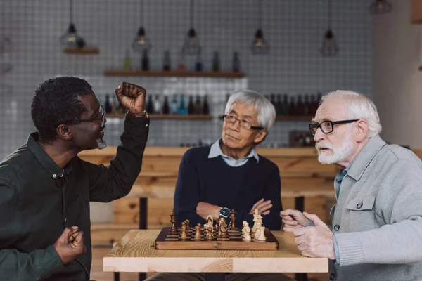 Senior vänner spelar schack — Stockfoto