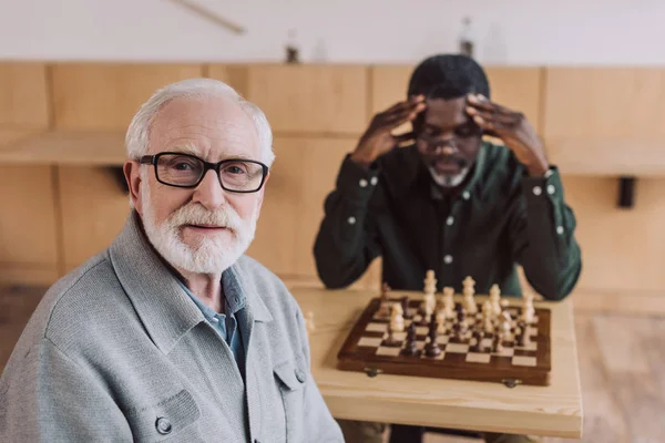 Idősebb férfi sakkozik. — Stock Fotó