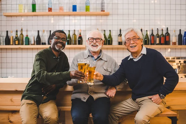 Senior friends drinking beer together — Stock Photo, Image