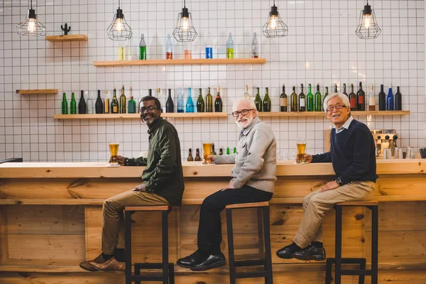 Senior vänner dricker öl tillsammans — Stockfoto