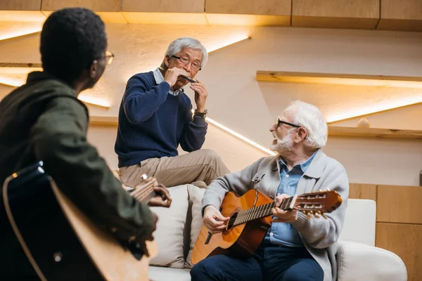 Musik spielen — Stockfoto