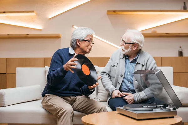 Senior friends with vinyl record — Stock Photo, Image