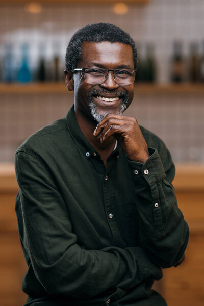 Зрелый мужчина в баре
