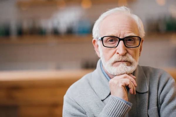 Doordachte senior man — Stockfoto