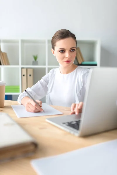 Businesswoman looking at laptop — Stock Photo, Image