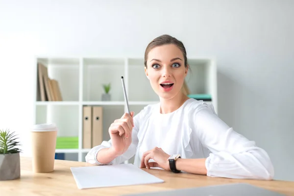 Surprised businesswoman having idea — Stock Photo, Image