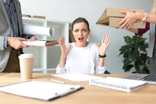 Donna urlando a causa di un sacco di lavoro — Foto Stock