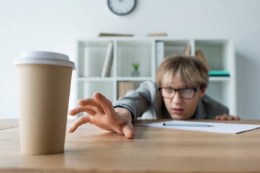 Kağıt bardak kahve için ulaşan işadamı  