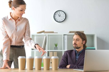 Tek kullanımlık kahve fincanı üzerinde gösterilen kadın