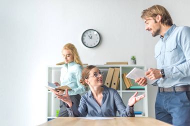 imprenditrice, parlando con un collega