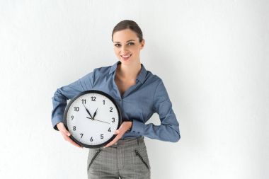 duvar saati elinde tutan işkadını