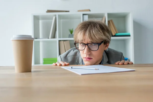 Tired businessman leaning on table — Free Stock Photo