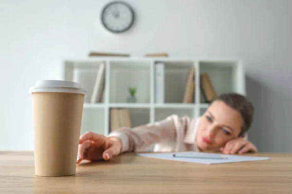 Geschäftsfrau greift nach Kaffee in Pappbecher — Stockfoto